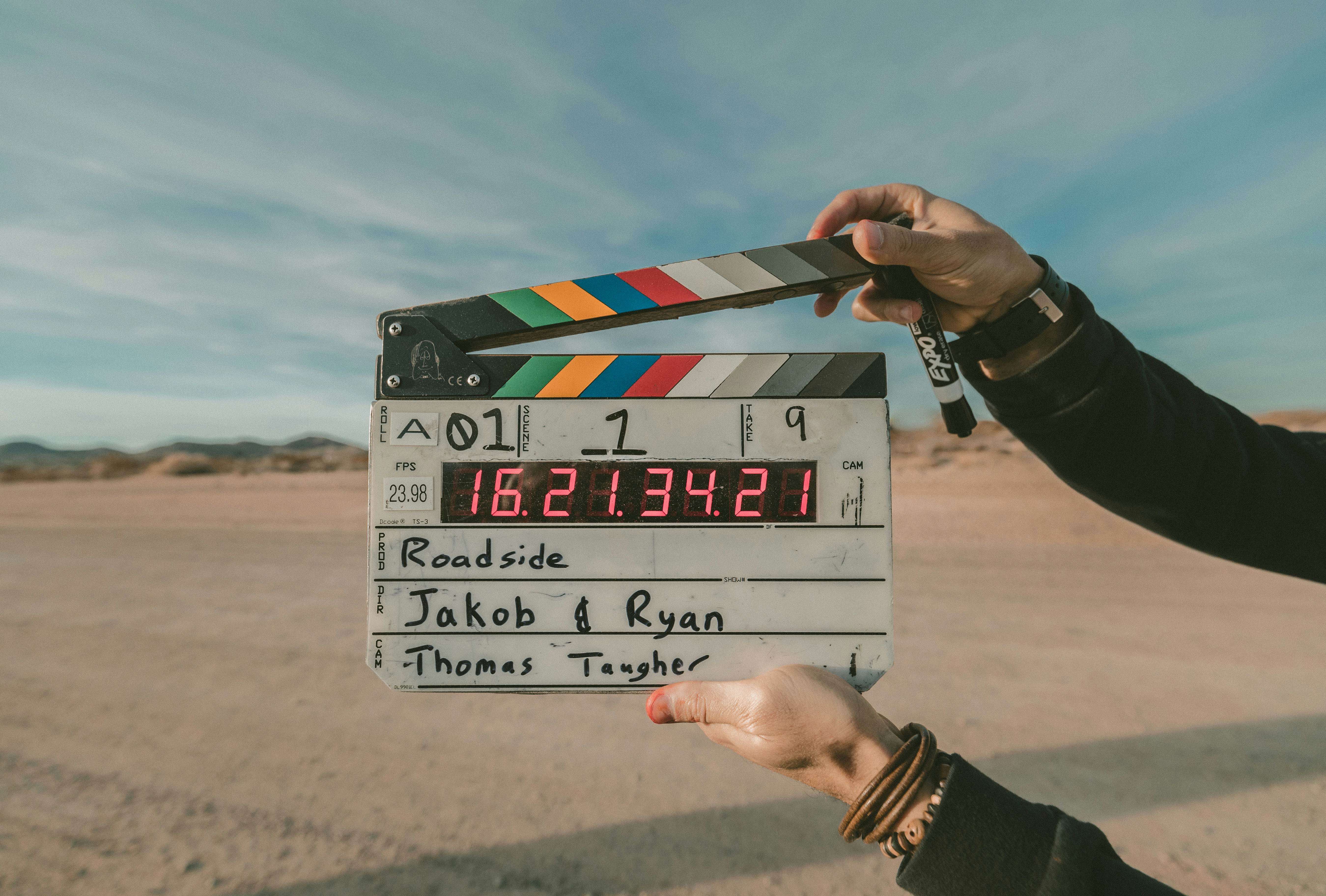 Filmklappe bei einem Videodreh in der Wüste
